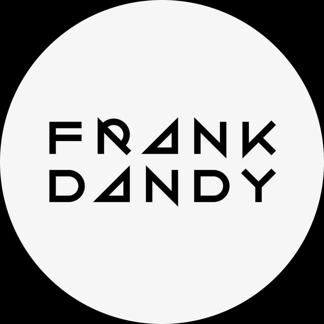 Svart text med stiliserade bokstäver som bildar "Frank Dandy" på en vit cirkulär bakgrund.