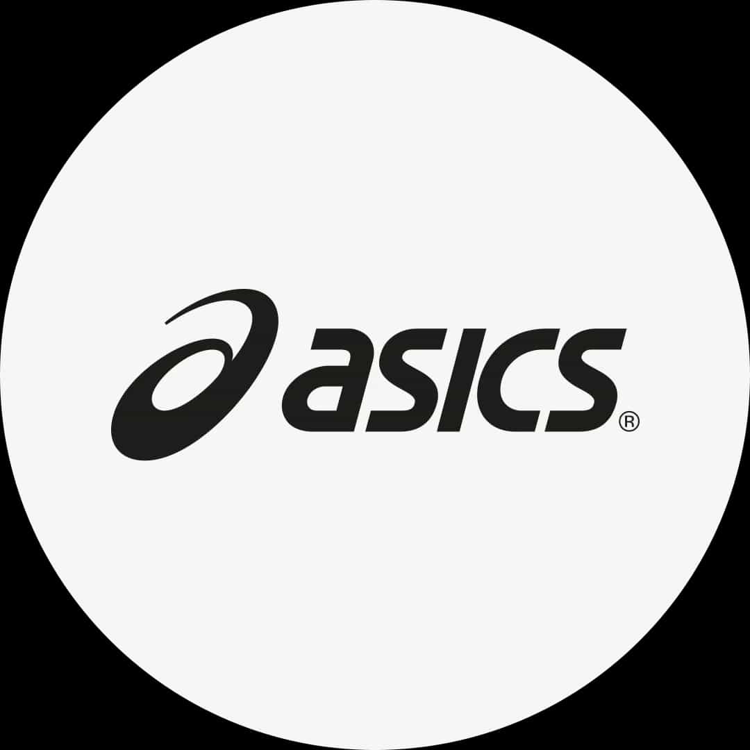 Asics logotyp med svart text och symbol på vit bakgrund.