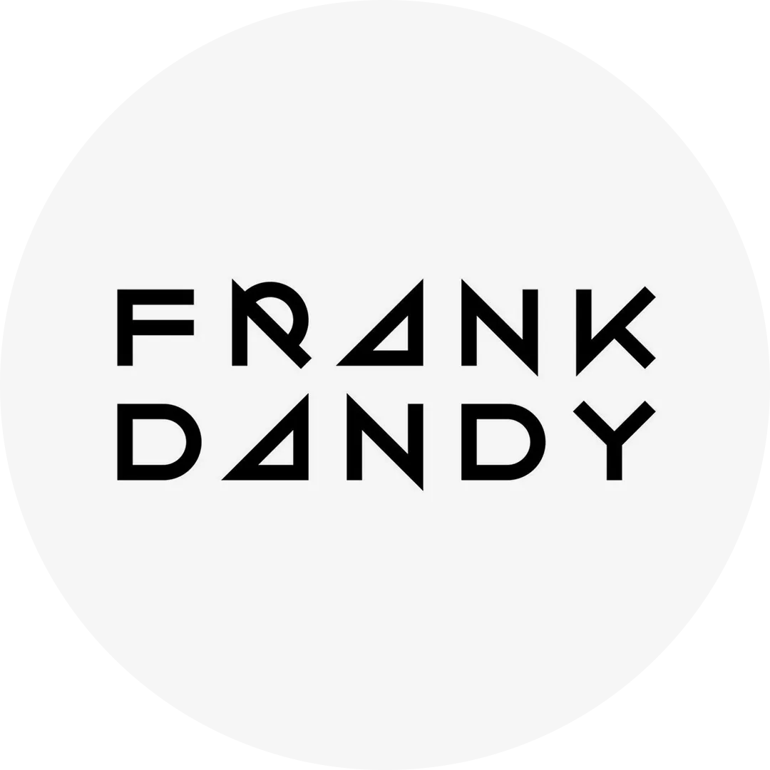 Svart text med stiliserade bokstäver som bildar "Frank Dandy" på en vit cirkulär bakgrund.